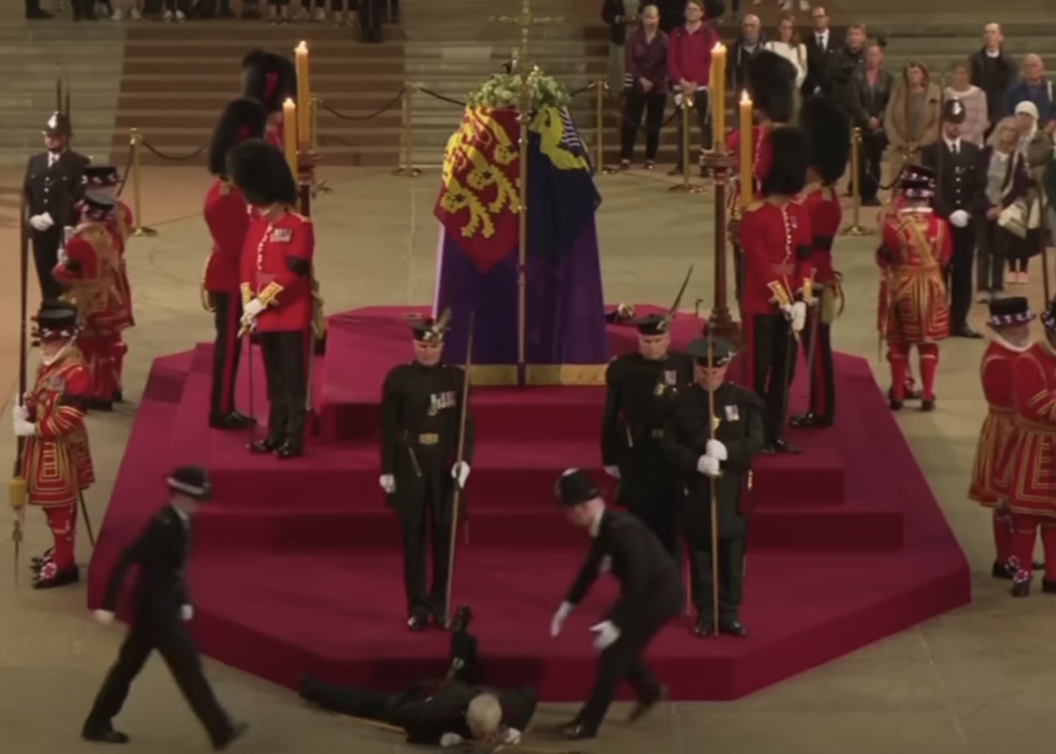 Vid O Un Garde Royal S Effondre Devant Le Cercueil De La Reine