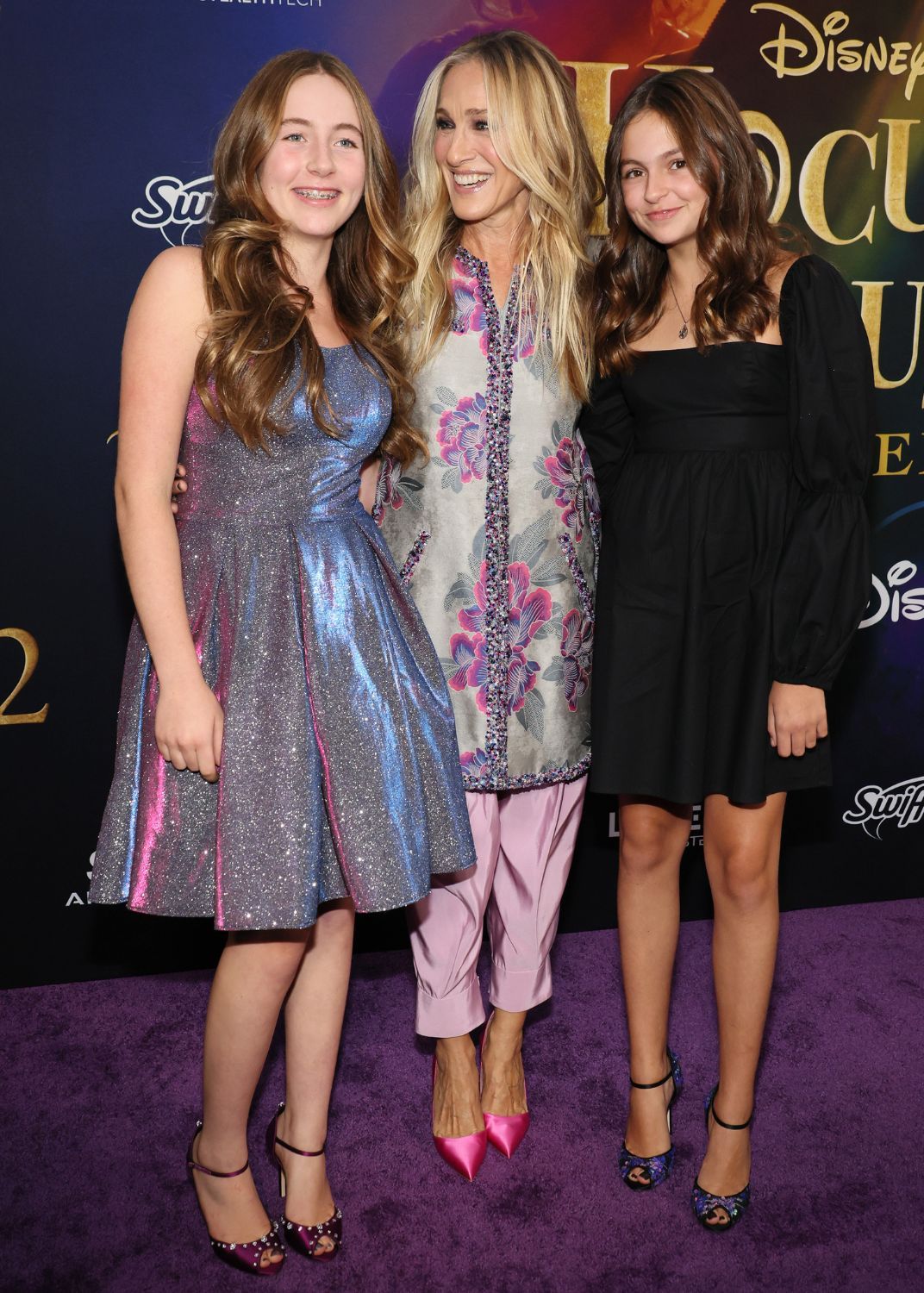 Sarah Jessica Parker pose avec ses jumelles à la première Hocus Pocus 2