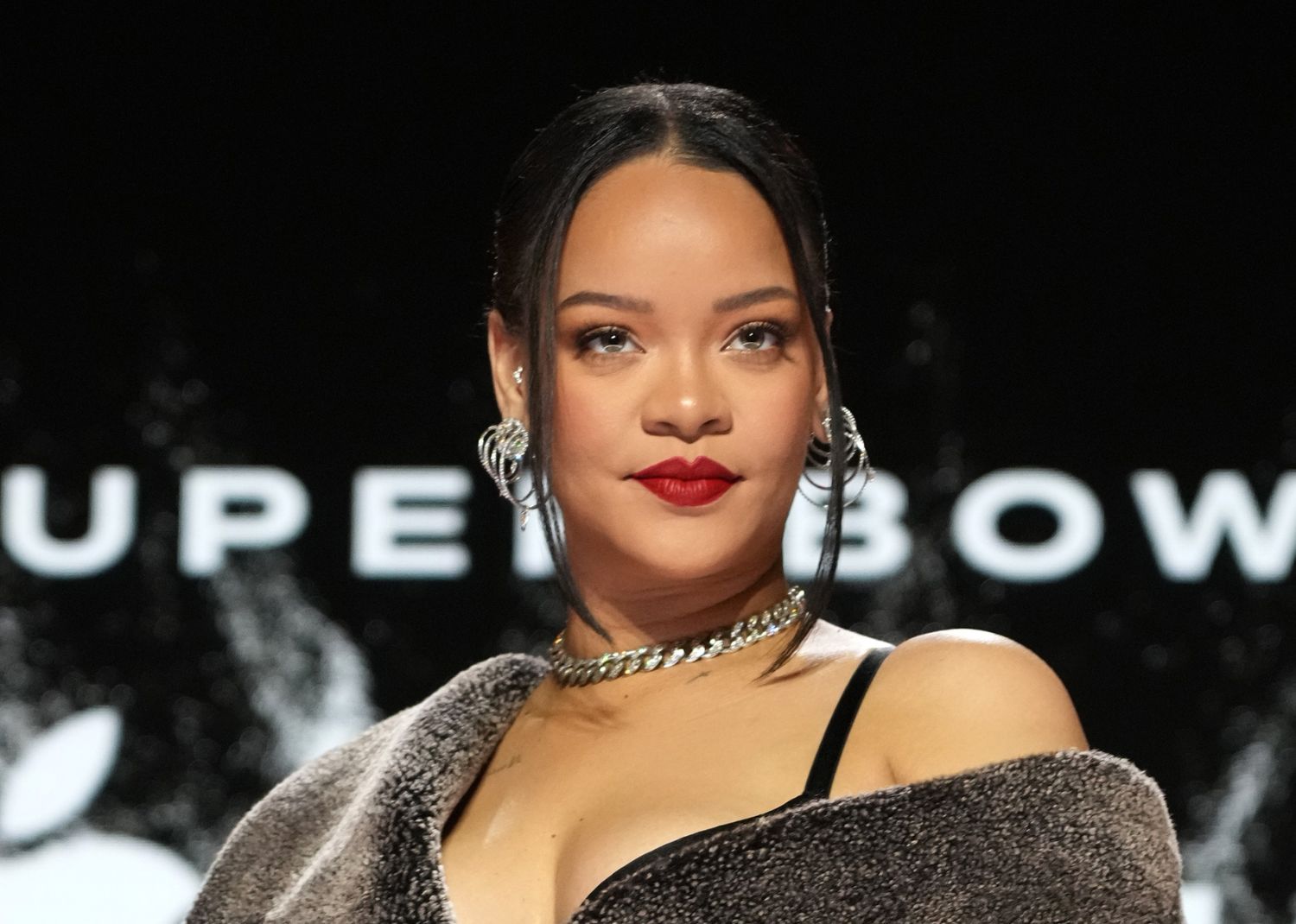 Quelques Heures Du Super Bowl Rihanna Apparait En Soutien Gorge Et