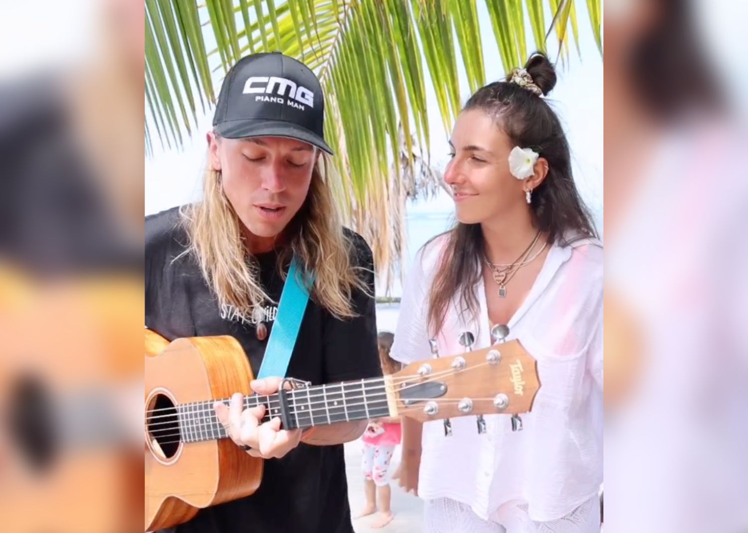 Magnifique Rafa Lle Roy Chante Sur La Plage Avec Son Chum Et Un