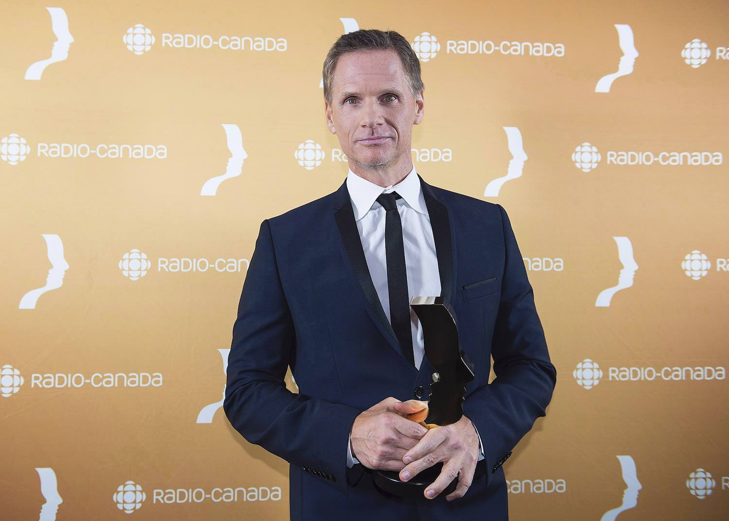 Francois Morency holds up hsi award for best presenter of a comedy show at the Gala Gemeaux awards ceremony in Montreal, Sunday, September 16, 2018. THE CANADIAN PRESS/Graham Hughes