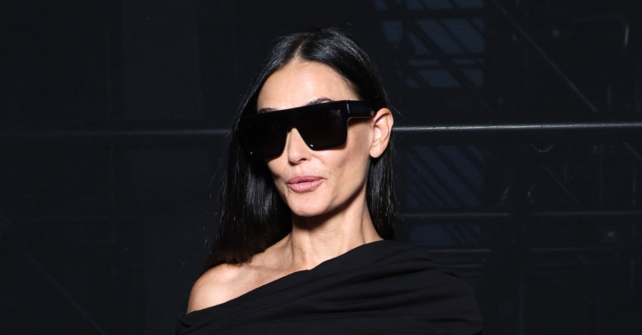 Demi Moore dévoile sa poitrine par accident et ça fait jaser