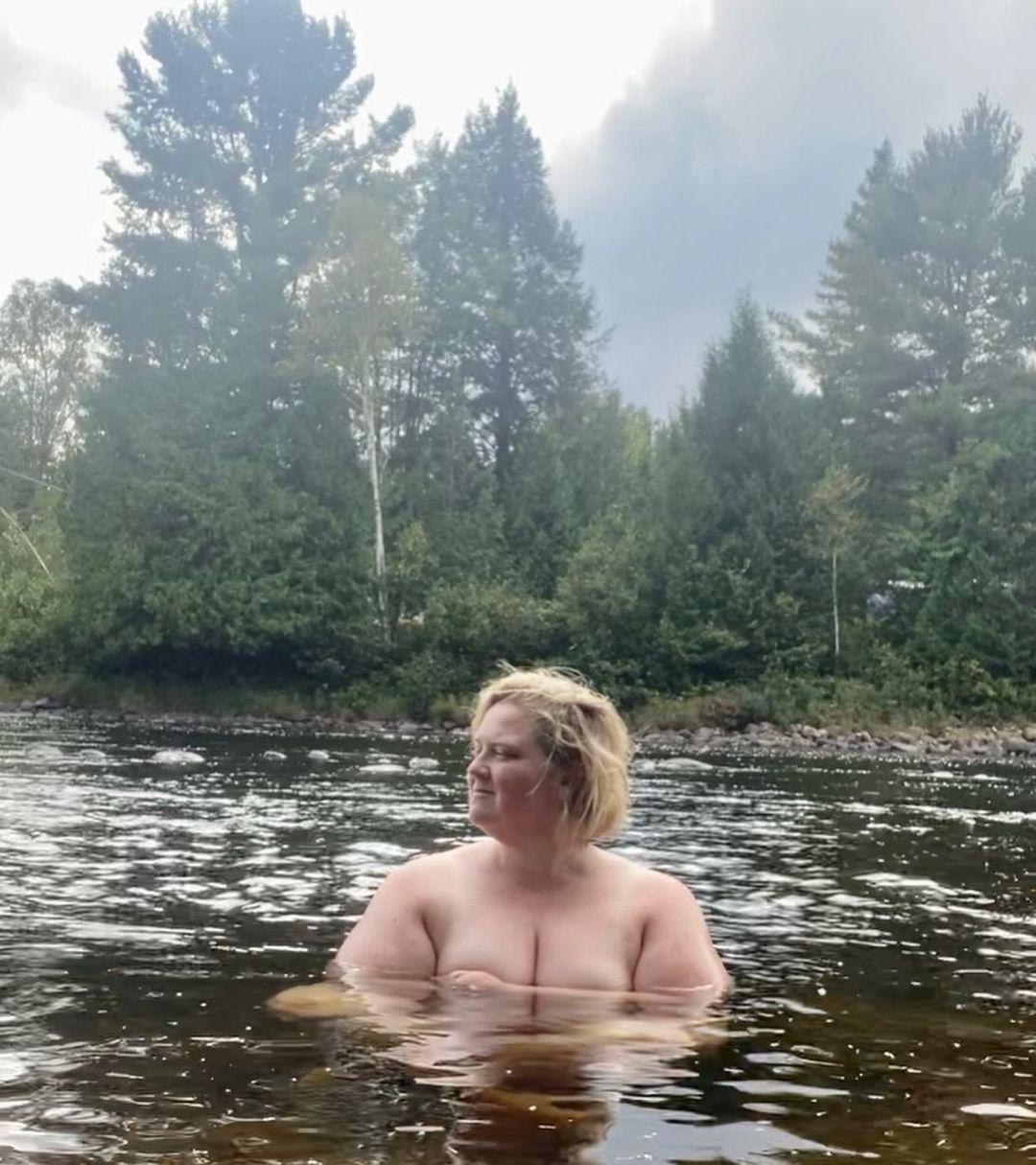 Debbie Lynch-White profite de la canicule en se baignant nue dans un lac