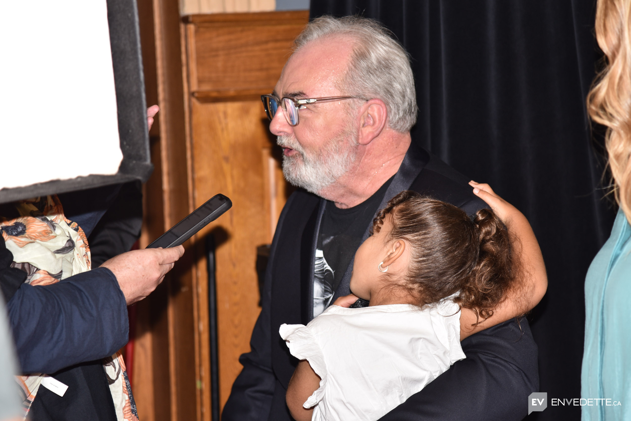 Gildor Roy avec sa petite-fille