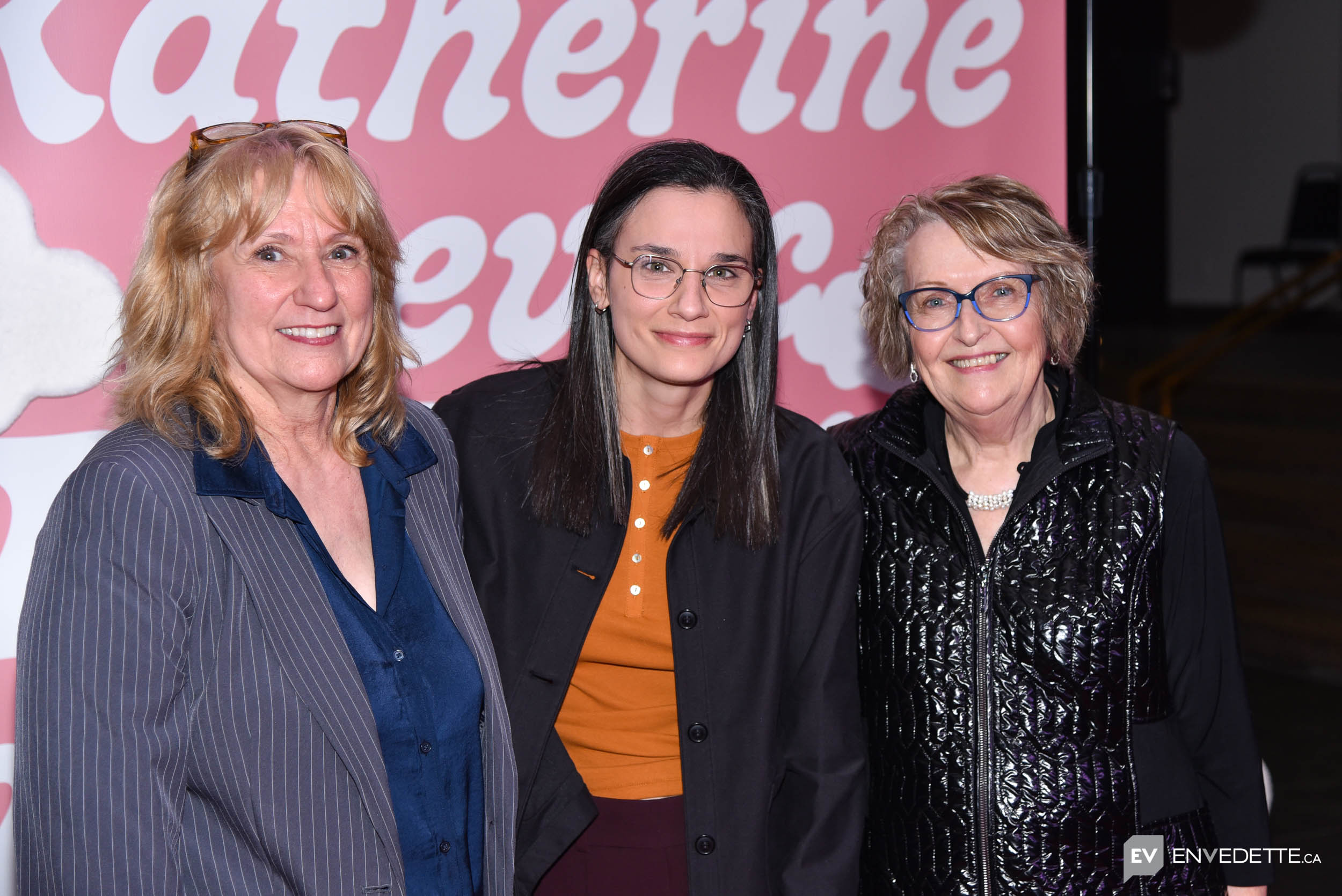 La réalisatrice Chloé Robichaud (au centre) accompagnée de la mère et de la grand-mère de Katherine Levac