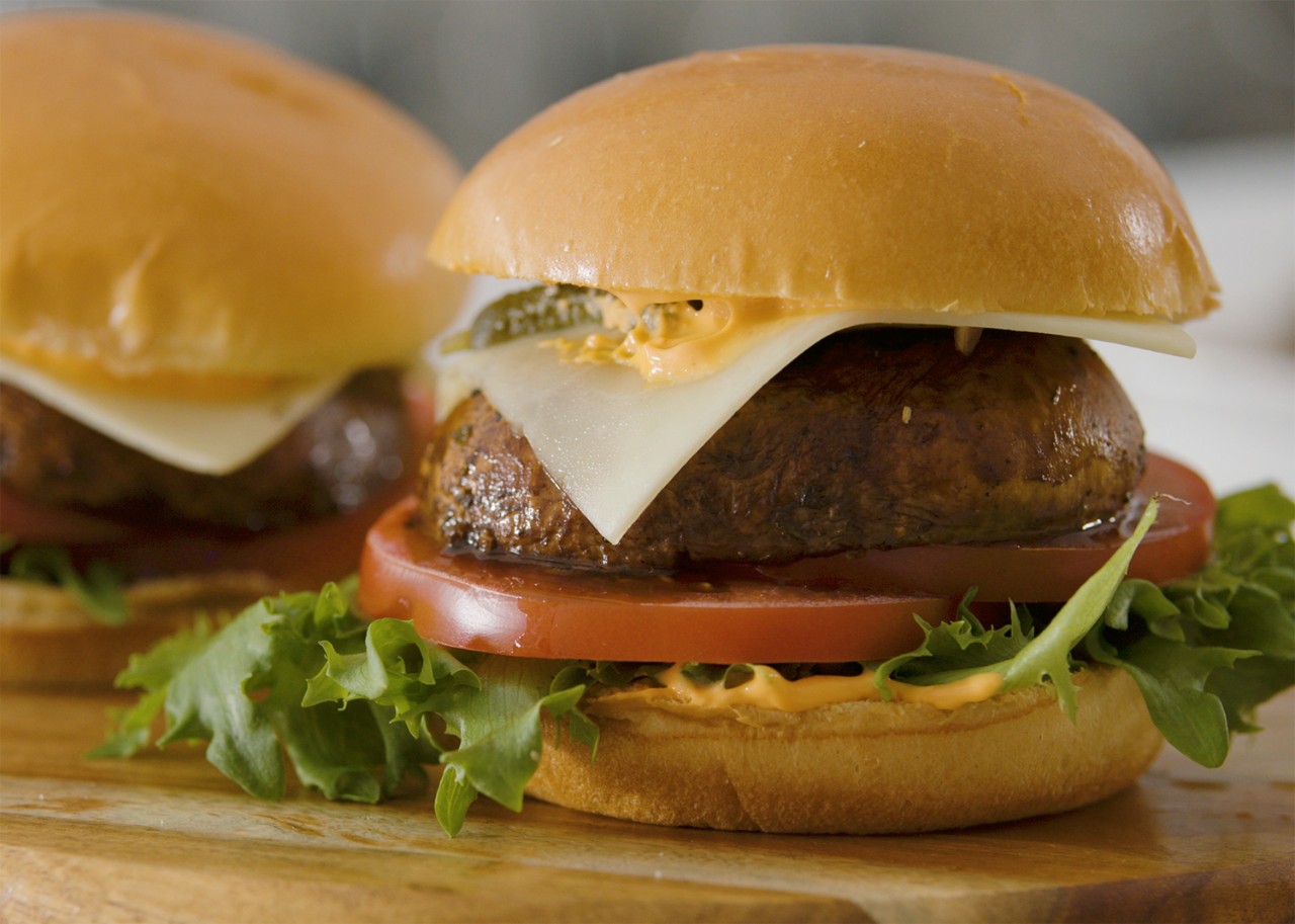 Cheeseburger de portobello à la mayonnaise épicée