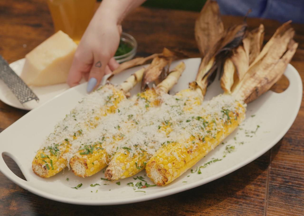 Maïs grillé sur le barbecue et mayonnaise épicée