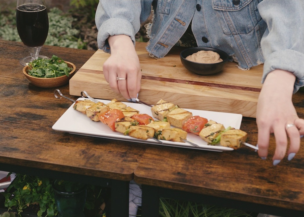 Brochettes de tofu masala sur le bbq de la série Grillz avec Rosalie Lessard