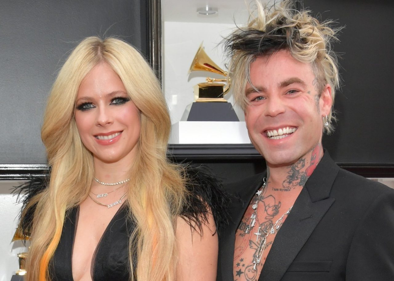 LAS VEGAS, NEVADA - APRIL 03: (L-R) Avril Lavigne and Mod Sun attend the 64th Annual GRAMMY Awards at MGM Grand Garden Arena on April 03, 2022 in Las Vegas, Nevada. (Photo by Lester Cohen/Getty Images for The Recording Academy)