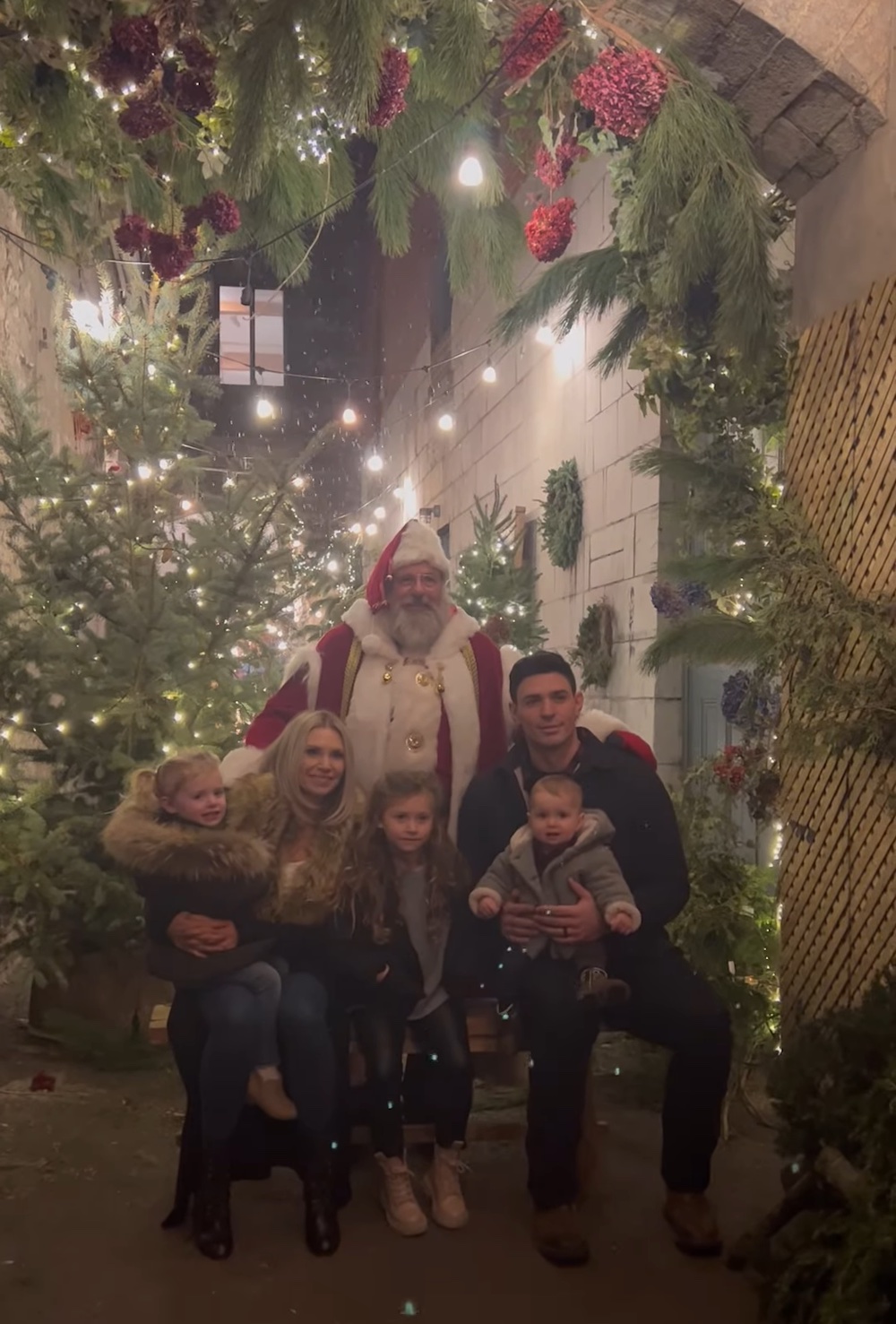 Carey Price, Angela et leurs enfants posent avec le Père Noël!