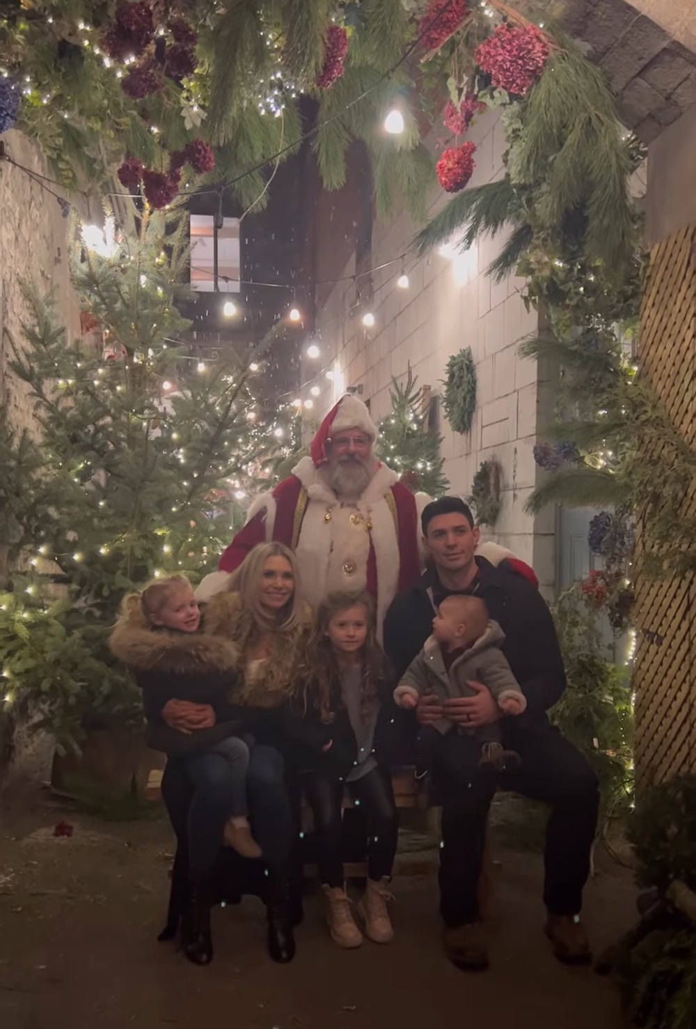 Carey Price, Angela et leurs enfants posent avec le Père Noël!