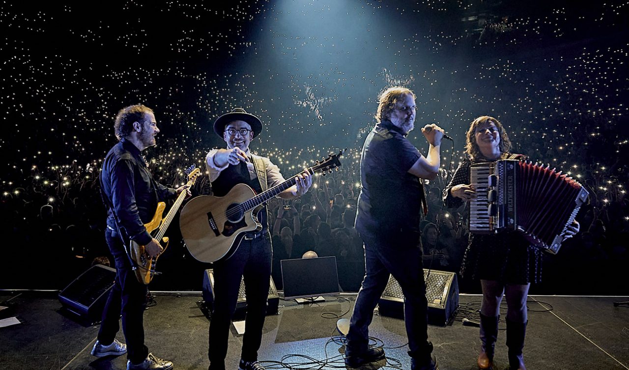 Les Cowboys fringants lors de leur performance aux FEQ en juillet 2023.