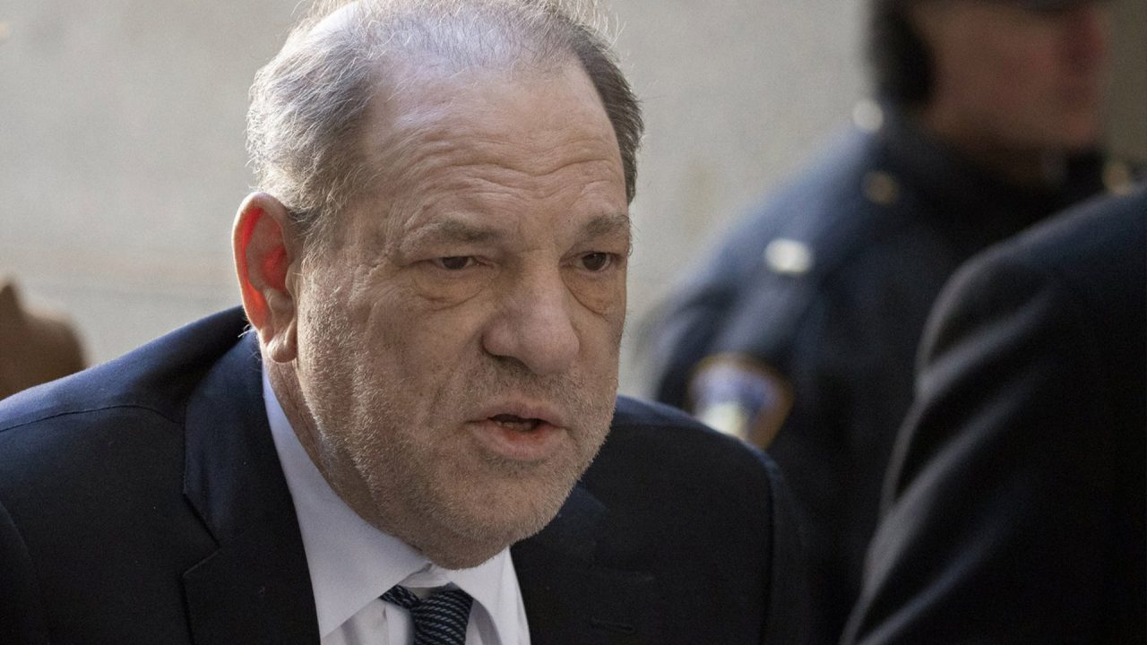 Harvey Weinstein arrive devant un tribunal de Manhattan à New York, alors que les délibérations du jury se poursuivent dans son procès pour viol, le 21 février 2020.