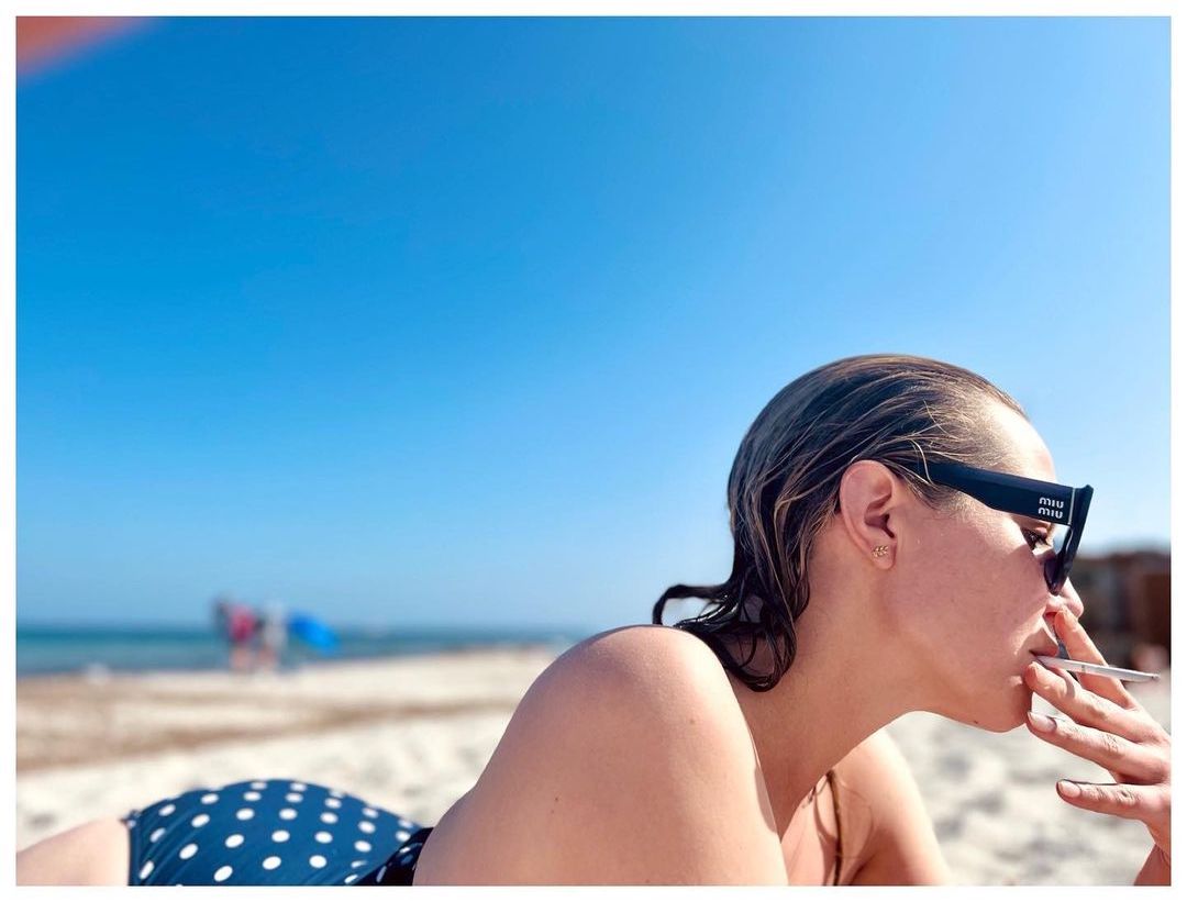 Magalie Lépine Blondeau Pose En Maillot à Pois Sur La Plage De St Tropez 7062