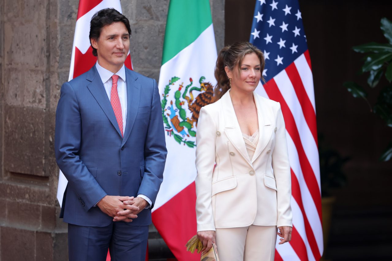 MEXICO CITY, MEXICO - JANUARY 10: Prime Minister of Canada Justin Trudeau and Sophie Grégoire Trudeau pose for the media during the welcome ceremony as part of the '2023 North American Leaders' Summit at Palacio Nacional on January 10, 2023 in Mexico City, Mexico. President Lopez Obrador, USA President Joe Biden and Canadian Prime Minister Justin Trudeau gather in Mexico from January 9 to 11 as part of the 10th North American Leaders' Summit. The agenda includes topics on the climate change, immigration, trade and economic integration, security among others. (Photo by Hector Vivas/Getty Images)