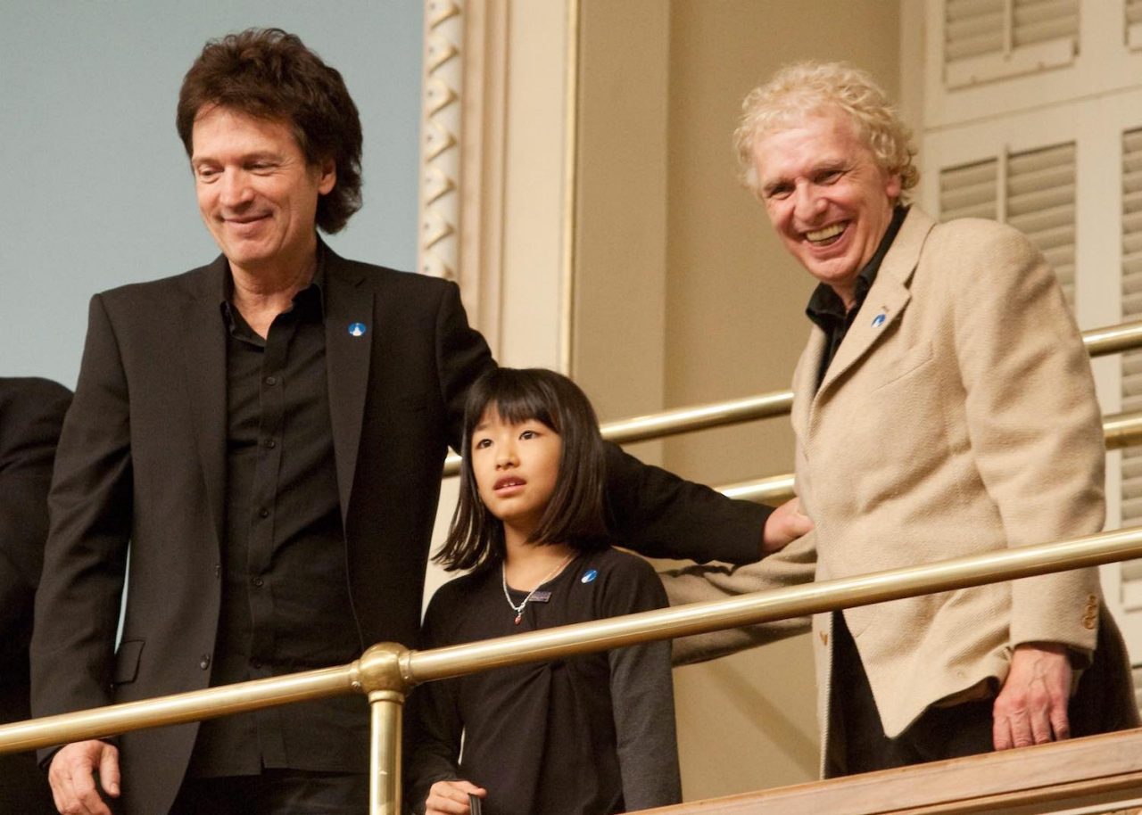 Claude Meunier, à gauche, et Serge Thériault se lèvent à l'Assemblée nationale mercredi 1er décembre, 2010 alors que les députés rendent hommage à l'émission télévisée La Petite Vie et ses auteurs. LA PRESSE CANADIENNE/Jacques Boissinot