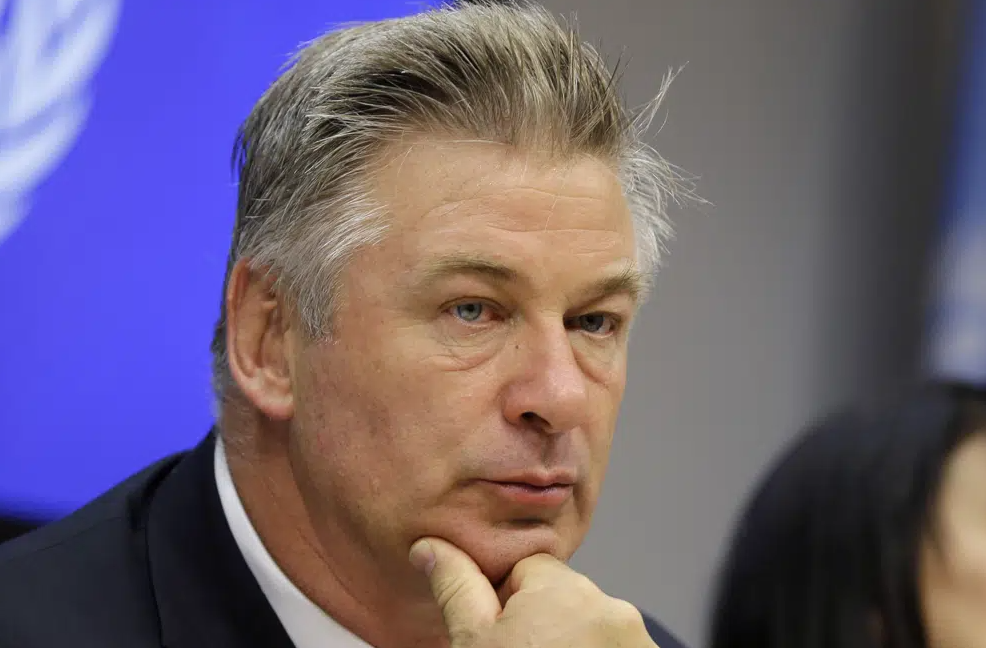 L'acteur Alec Baldwin (photo) et un spécialiste des armes ont été officiellement inculpés d'homicide involontaire dans la fusillade mortelle d'un directeur de la photographie sur un plateau de tournage.