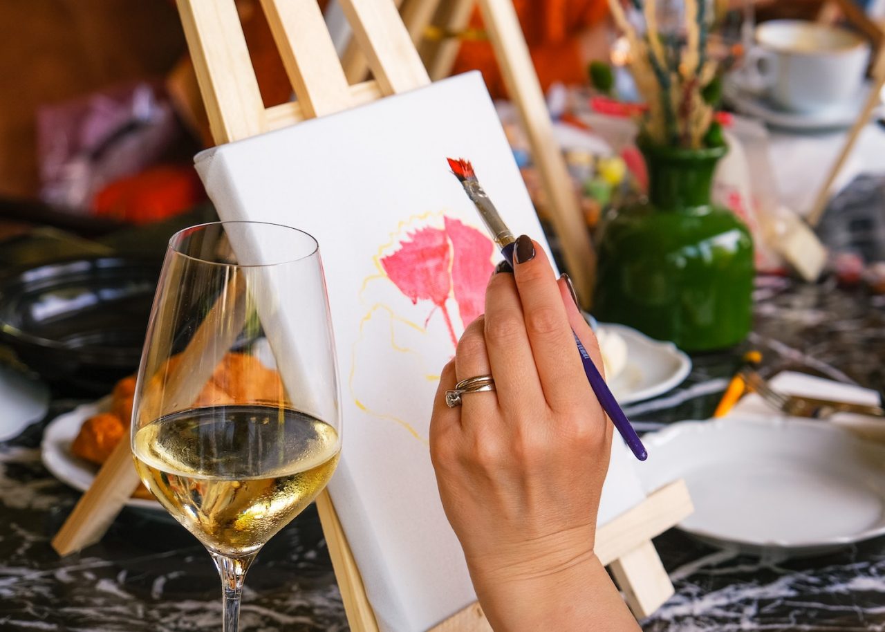Painting  lessons in restaurant.