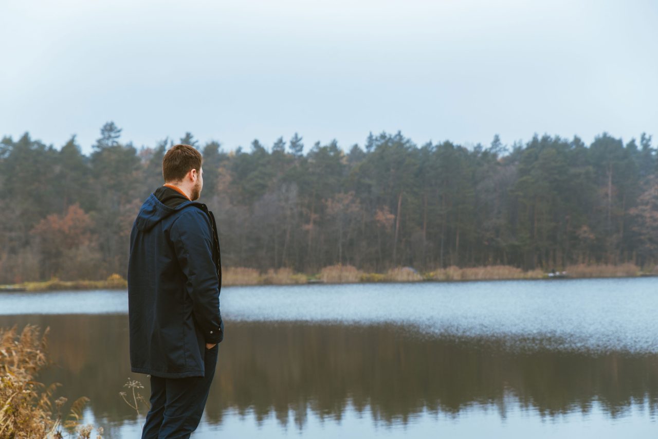 Homme complotiste seul dans la nature