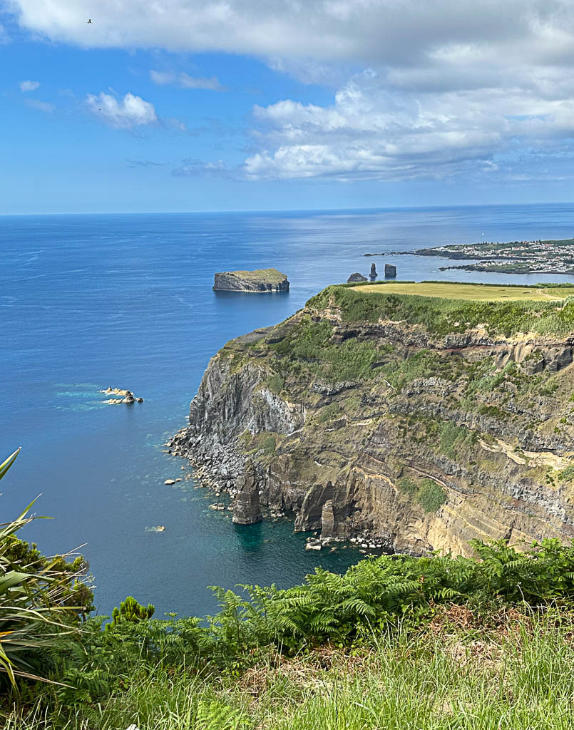 Vue des falaises sur Mosteiros